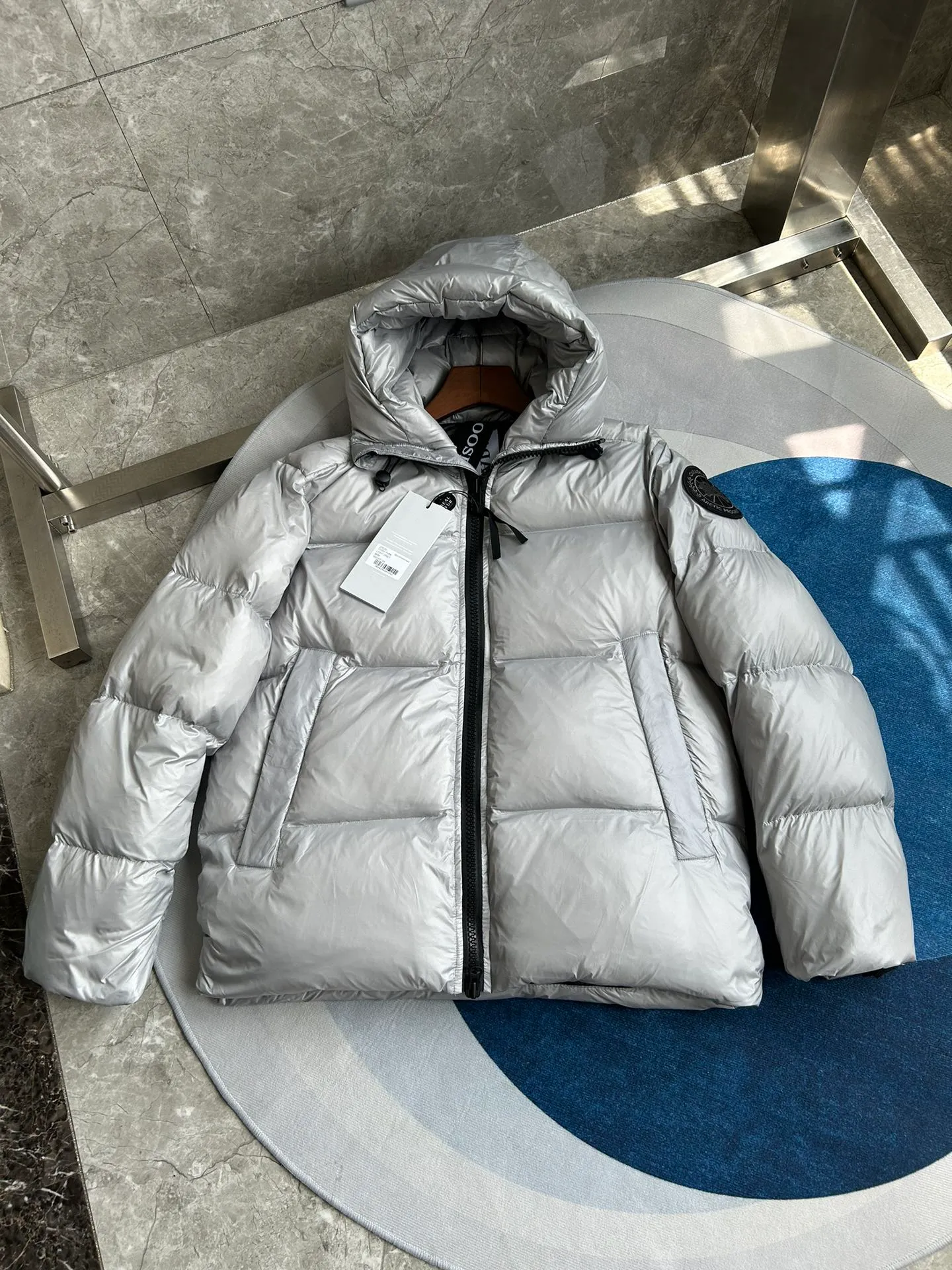 P820 ​​Gray Black Label Style No.: Y111 𝘾𝘼𝙉𝘼𝘿𝘼 𝙂𝙊𝙊𝙎𝙀/Canada Goose 2023 Limited New Crofton Puff Down Jacket Pure Guangzhou Inspection 80 White Duck Down Filling‼  Top version, ceiling level‼ Crofton soft bread, the latest style in 2023, has a cold protection effect of up to level 4. It is made of recycled Feather-Light tear-resistant fabric. It is ultra-light and has no weight on the upper body at all! The unique black label highlights your temperament‼  Canada Goose, a Canadian brand, has always been recognized as the warmest down jacket. Various Instagram celebrities, Internet celebrities, and celebrities often wear it for street photos. I do Canada Goose every year, but I still can’t get rid of my love for the geese. No matter how cold the winter is, there is no need to be afraid, because there are geese! Filled with 80% white duck down, Canada Goose is the legendary warmest down jacket and is known as a must-have for Arctic outdoor sports! The most popular down jacket in the world, celebrities are rushing to buy it, it is a must-have! Same style for men and women Size: S~XXL